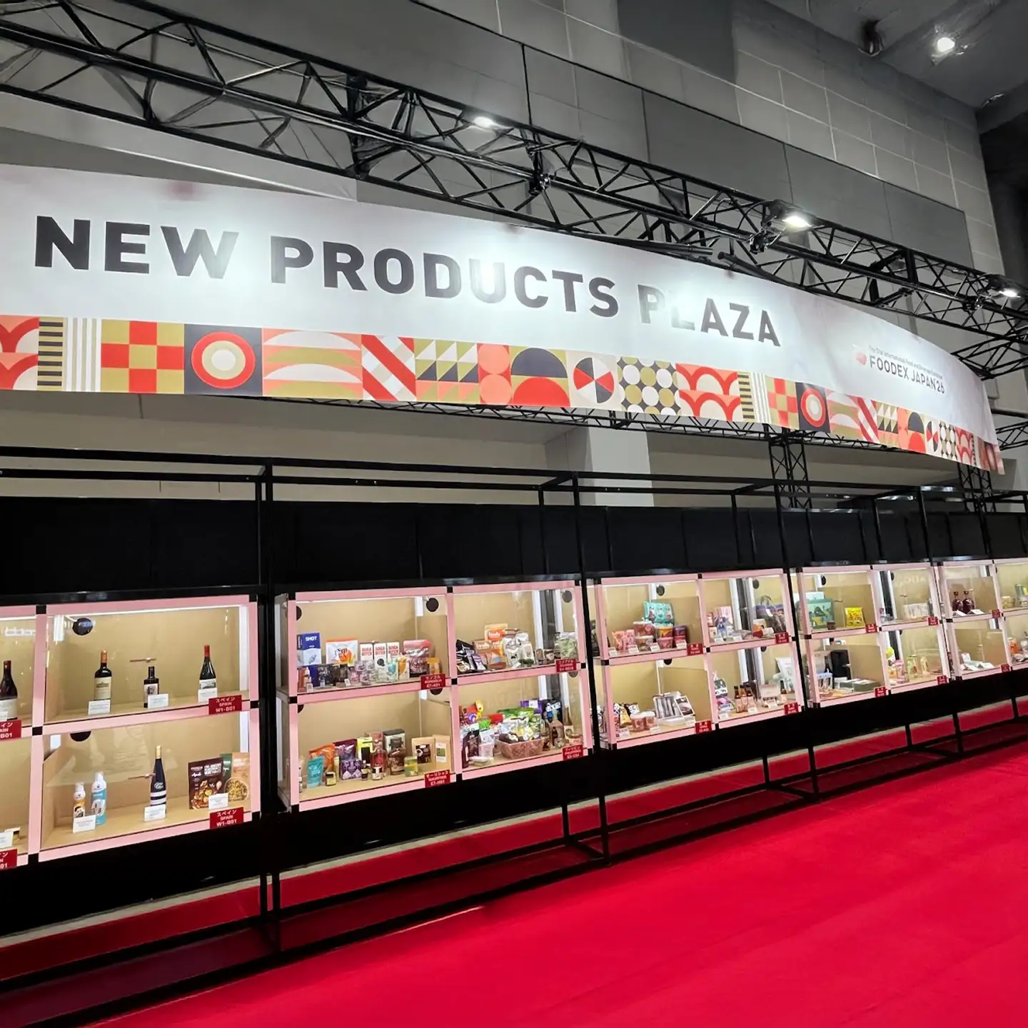 Brand Engagement: Visitors at FoodEx Japan 2026 holding Red Eye Louie’s branded merchandise and keychains.